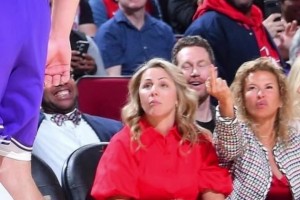 今天東契奇飚進(jìn)殺死比賽的三分后，場邊一女火蜜朝他豎中指??