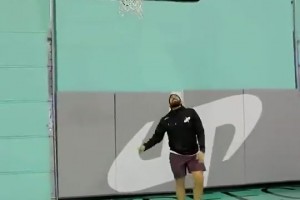 東契奇vs普通人的體型差距，很大一只啊！這節(jié)奏也是無(wú)敵！