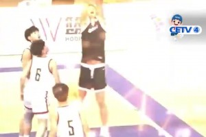 燃爆全場！高中籃球比賽現場驚現“空中接力灌籃”兩人配合默契..