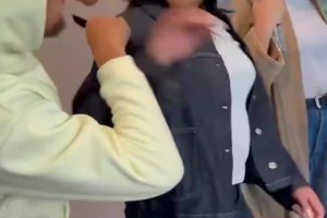 這小兩口??庫里假扮發型師給阿耶莎梳頭，結果光速露餡！