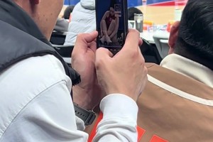 兄弟帶著目的來的！別人看比賽你專盯拉拉隊??