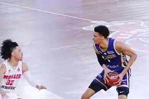 文班這天賦真讓人驚掉下巴??投完三分，還能直接沖進(jìn)去補(bǔ)扣！