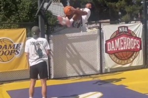 臥槽！是AI吧？空中后空翻+背手反扣？