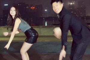 巨龍，不打球可以和嫂子組個組合出道了！??