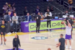 里夫斯賽前訓(xùn)練手感火熱！湖記調(diào)侃：今晚小里要拿84分了！