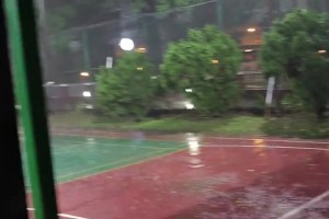 年輕真好啊！大學生在籃球場冒著大雨仍在打球 妹子也熬雨奮戰