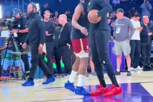 哈登曬昨日賽前和詹姆斯打招呼：兩個還在堅持這場馬拉松的老家伙