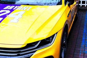 球迷曬視頻：在路邊遇到科比車衣 真的好帥！