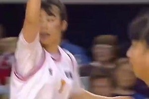 看看張鎮麟媽媽王芳當年是怎樣打球的！當年也是中國女籃響當當的人物