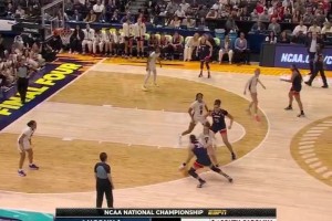 節奏感真好！WNBA狀元阿齊·福德這記變向過人真的秀啊