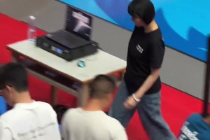 不要再說你們的伍總不專注看比賽了，都是用手機看球員數據的??