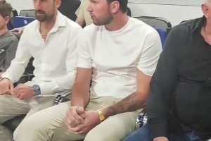 季后賽還能回來嗎！東契奇和父親還有好友德約科維奇一起看球...